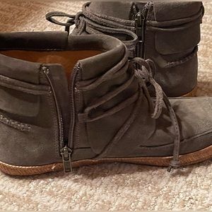 UGG ankle boots in dark gray (like new!)